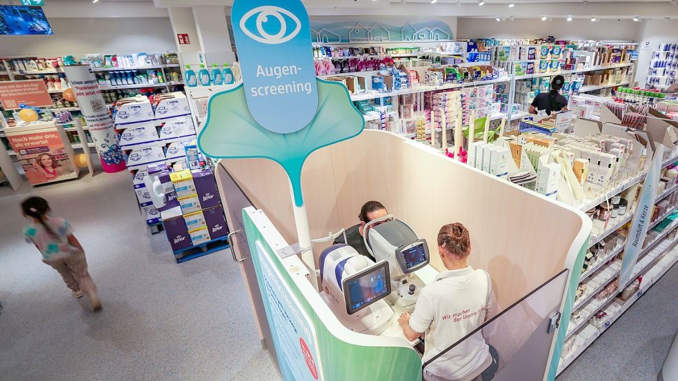 In einer Box mitten in der Filiale wird das Augenscreening durchgeführt. Foto: Christoph Reichwein