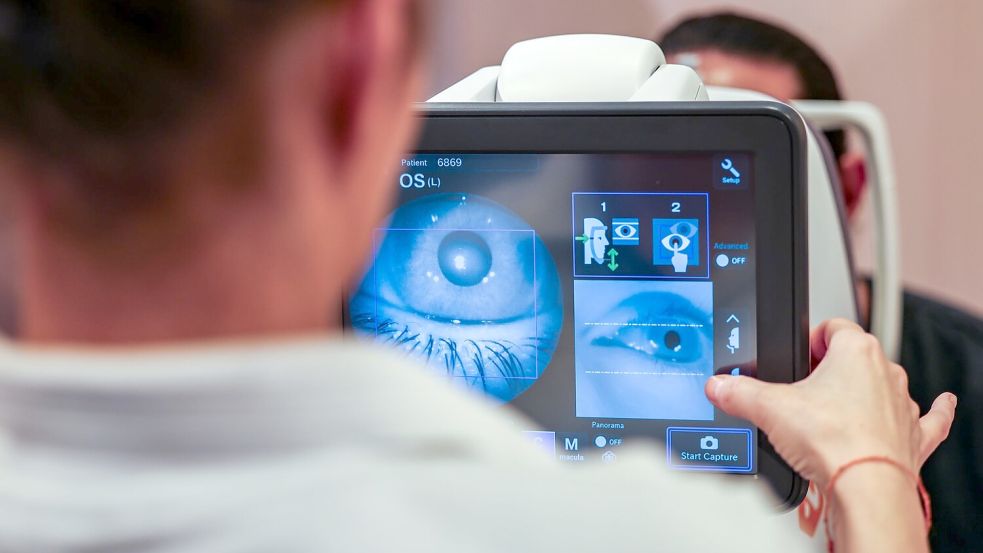 Eine dm-Verkäuferin führt das Augenscreening durch. Foto: Christoph Reichwein