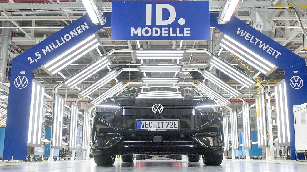 In Emden ist Mitte August dieses Jahres das weltweit 1,5-millionste Fahrzeuge aus der ID.-Familie gefeiert worden. Der ID.7 ging – wie man sieht – an einen Kunden aus Vechta. Foto: Klaus Ortgies/Archiv