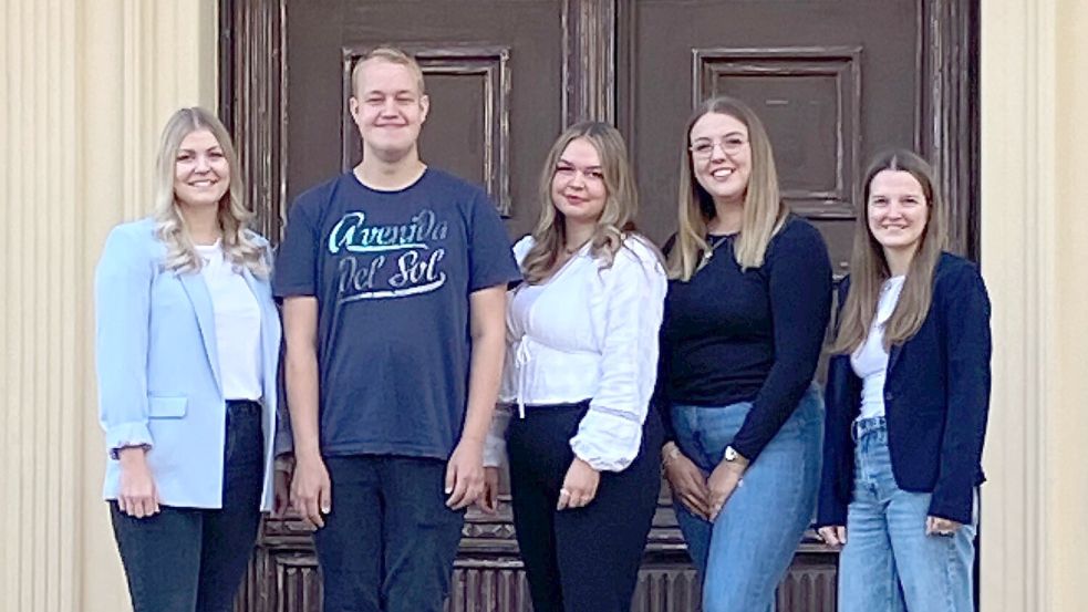 Ausbildungsleiterin Annalena Flügel (von links) freut sich mit Jonas Carls, Kaia Zielinska, Lara Blumfeld und Teelke Hinrichs. Nicht auf dem Bild ist Michelle Lehmann. Foto: privat