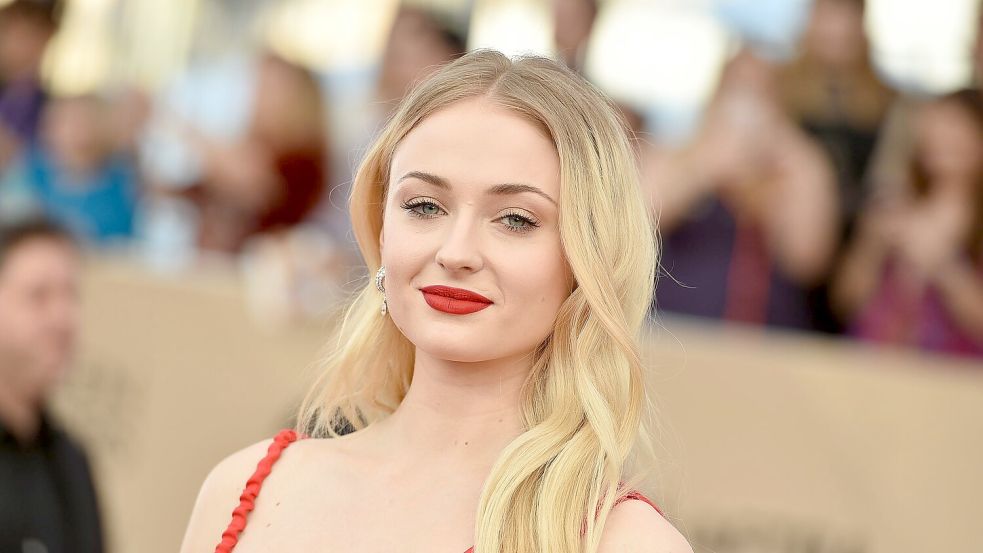 Die britische Schauspielerin Sophie Turner („Game of Thrones“) übernimmt für eine neue Serie die Rolle als Action-Heldin Lara Croft. (Archivbild) Foto: Jordan Strauss/AP/dpa