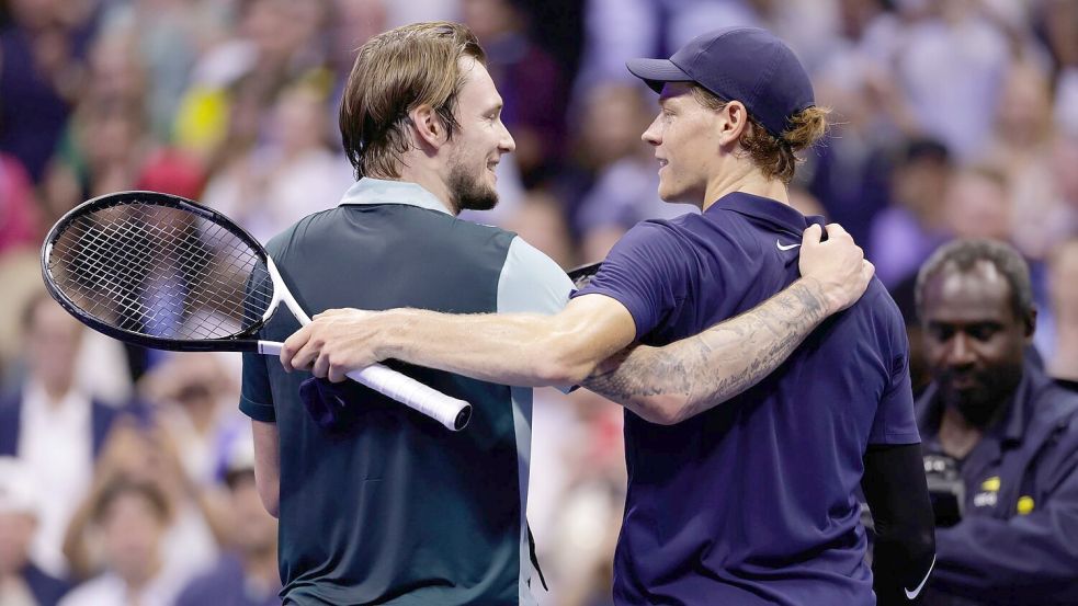 Jannik Sinner (r) erinnert Alexander Bublik (l) an einen „KI-generierten Spieler“. Foto: Adam Hunger/AP/dpa