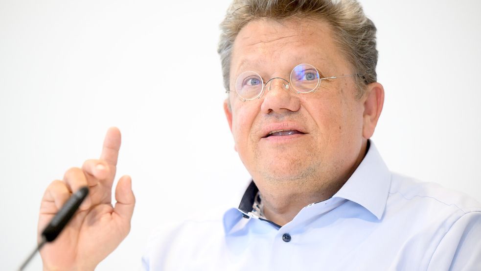 Niedersachsens Gesundheitsminister Andreas Philippi (SPD) äußert sich im Interview zu Alkohol, Nikotin und Cannabis. Insbesondere das begleitete Trinken ab 14 Jahren sieht er kritisch. Foto: dpa | Julian Stratenschulte