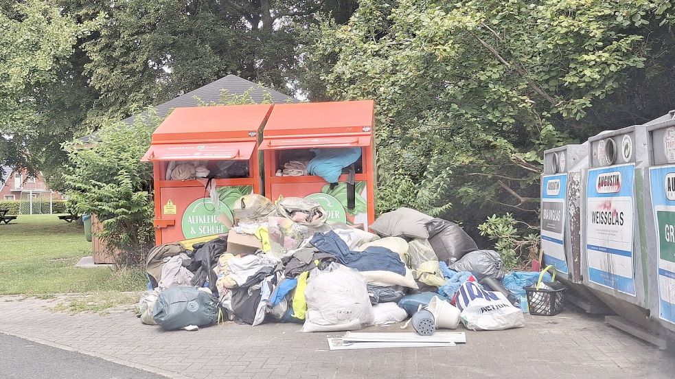Martina Pancke hat dieses Foto von dem Altkleider- und Altglascontainern vor dem Jugendtreff Großwolderfeld geschickt. Am vergangenen Freitag, 29. August 2025, wurde der Platz gesäubert. Foto: Martina Pancke/Privat