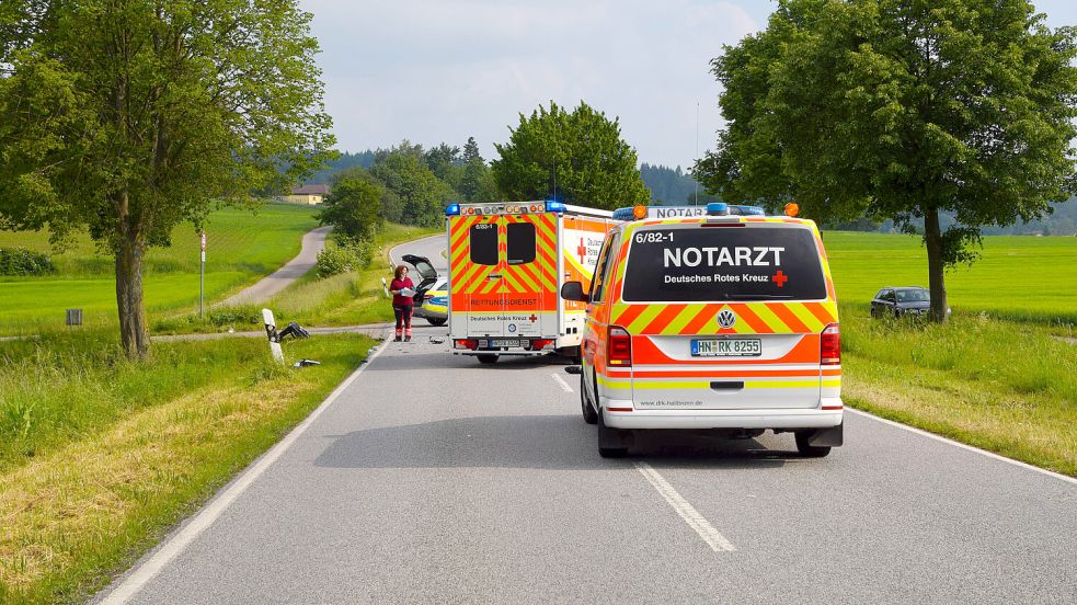 Auf Landstraßen kommt es immer wieder zu schweren Unfällen. Foto: IMAGO / Einsatz-Report24