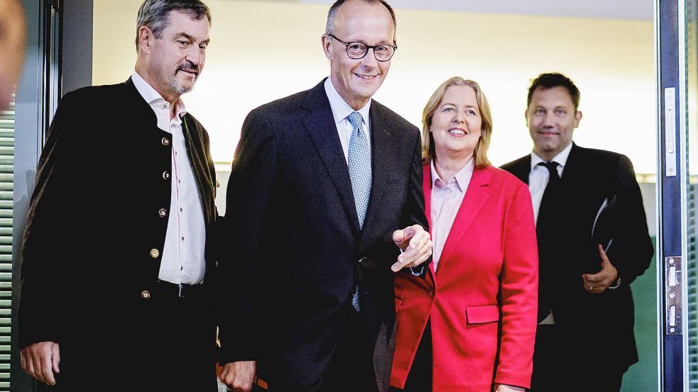 Haben sie sich nach dem „Bullshit-Bingo“ der zurückliegenden Tage plötzlich wieder lieb? Markus Söder, Friedrich Merz, Bärbel Bas und Lars Klingbeil nach dem Koalitionsausschuss im Kanzleramt. Foto: IMAGO/