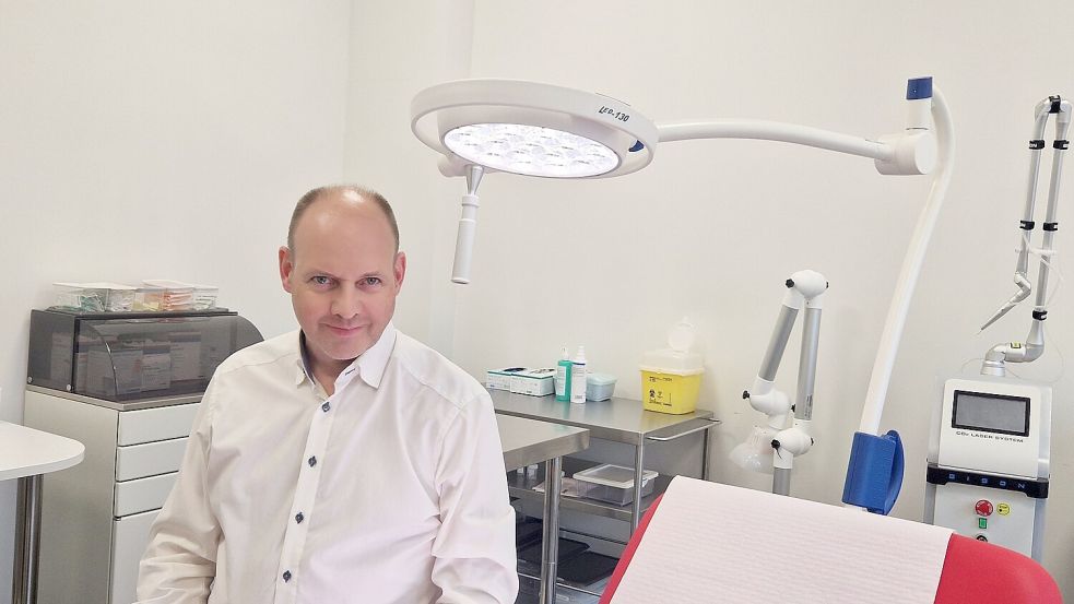 Bernd Brinker hat das denkmalgeschützte Haus in der Risiusstraße 11 gekauft und saniert. 2024 eröffnete der 52-Jährige dort seine Praxis. Foto: Tatjana Gettkowski