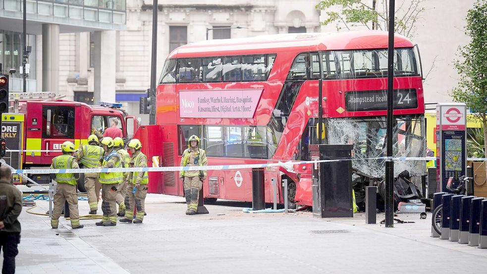 Mehrere Menschen wurden verletzt, als der Bus nahe dem Bahnhof Victoria Station von der Straße abkam. Foto: James Manning