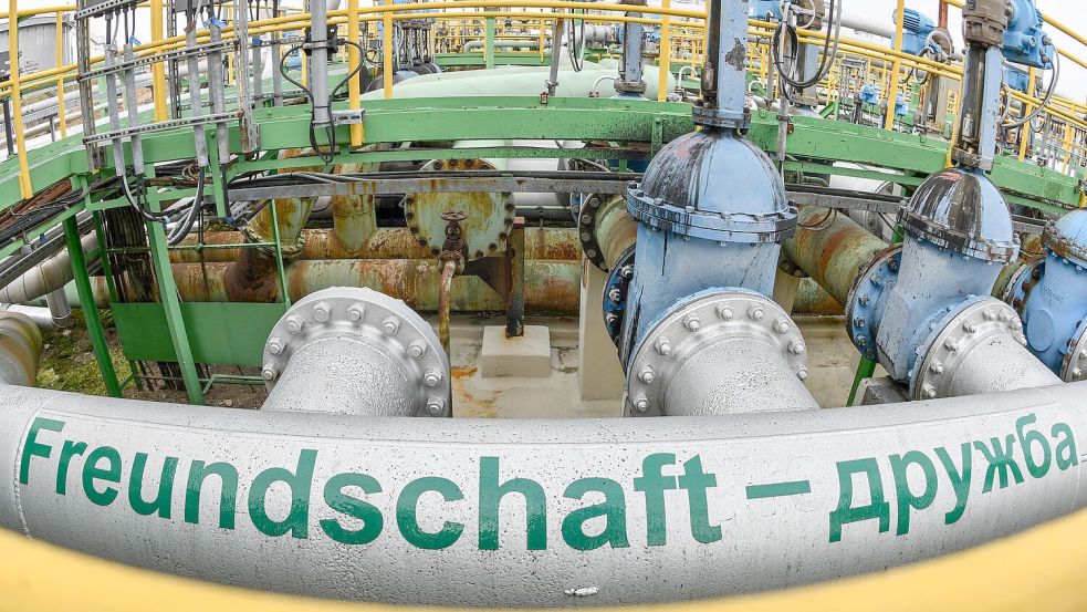 Über die Pipeline Druschba wird die Raffinerie PCK mit Öl aus Kasachstan beliefert. (Archivbild) Foto: Patrick Pleul