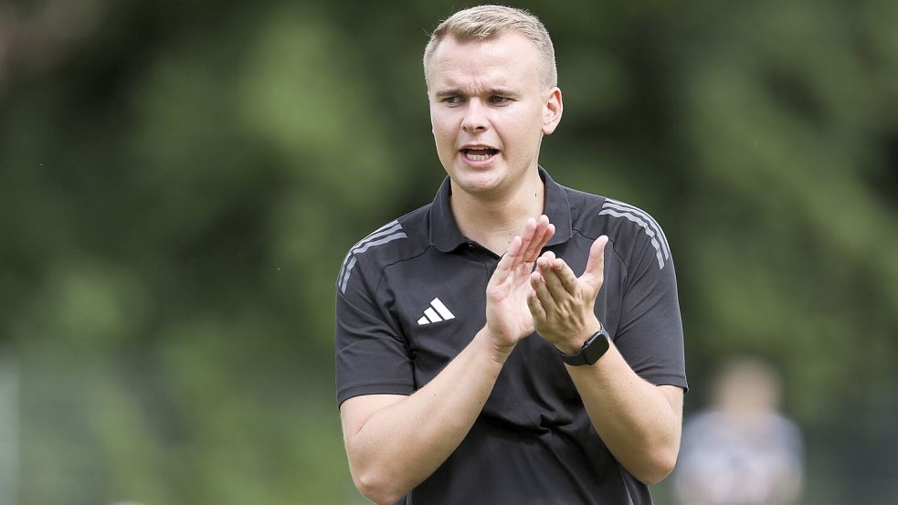 Applaus für seine Mannschaft spendete TuS-Trainer Jonas Petersen. Foto: Jens Doden/ Emden