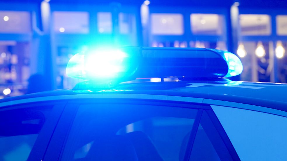 Feuerwehr und Polizei waren am Donnerstagmorgen am Falkensteiner Ufer im Einsatz. Foto: dpa/Marcus Brandt