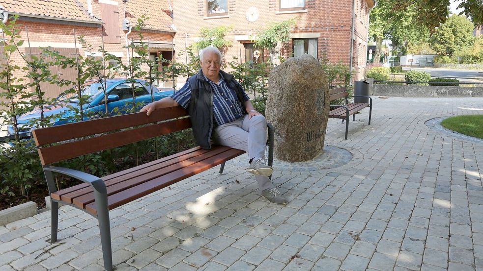 Ein bisschen hat es gedauert, bis Wipshausens Ortsbürgermeister Günter Meyer (CDU) auf einer Bank Platz nehmen konnte. Die Kommune musste den Auftrag neu ausschreiben, weil die vom Dienstleister geplanten Bänke ein paar Zentimeter zu klein waren. Foto: Benjamin Müller/dpa