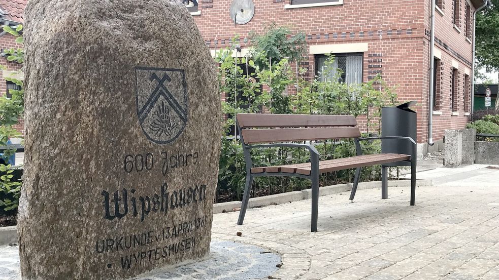 Bürokratieposse oder schlicht und einfach ein normaler Verwaltungsvorgang? Parkbank auf dem Dorfplatz in Wipshausen - allerdings eine neue und damit regelkonforme. Foto: Maik Nolte
