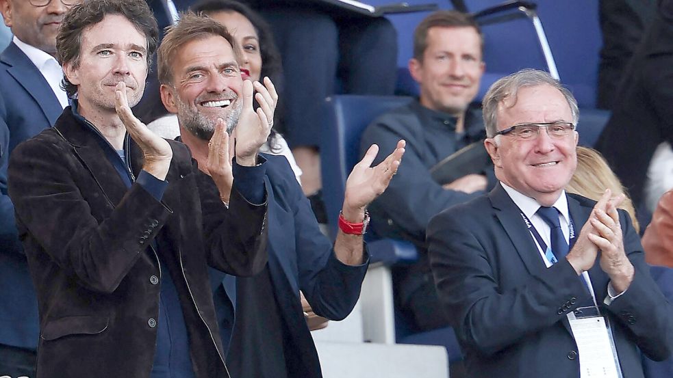 Der französische Milliardär Antoine Arnault, Jürgen Klopp und der Präsident von ParisFC, Pierre Ferracci (v. l.), bei einem Spiel auf der Tribüne des Pariser Fußballklubs. Foto: DPA/Franck Fife