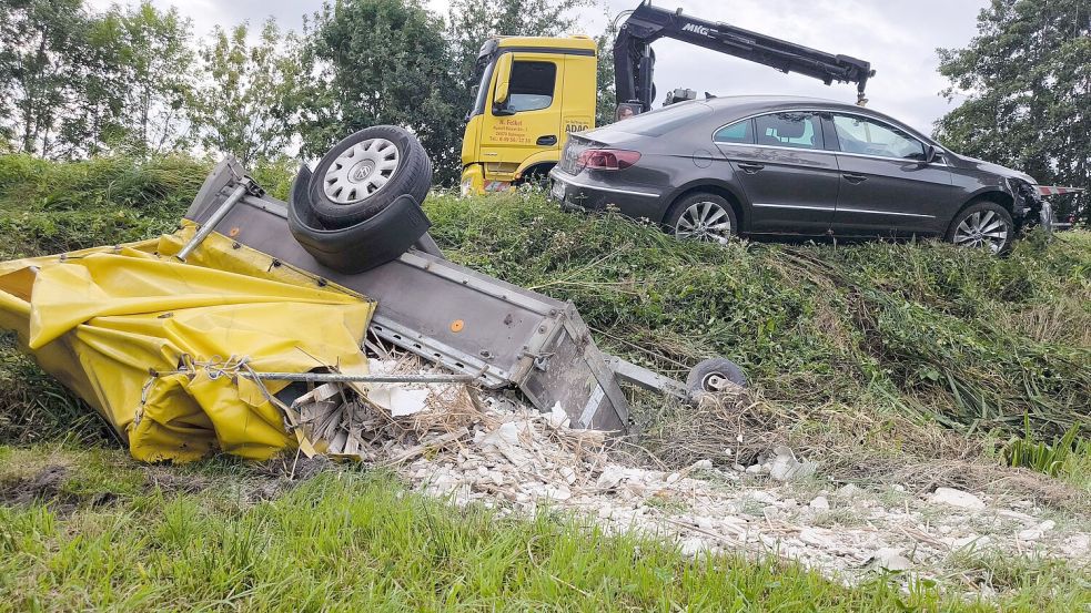 Der mit Bauschutt beladene Anhänger kam nach dem Unfall im Straßengraben zum Liegen. Foto: Daniel Grüneke