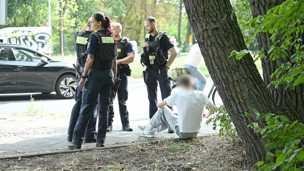 Polizisten stehen an der Unfallstelle. Foto: Annette Riedl