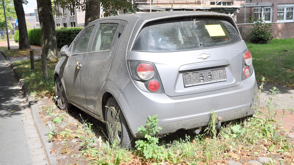Zum Beispiel in Leer steht ein herrenloses Auto. Foto: Bodo Wolters