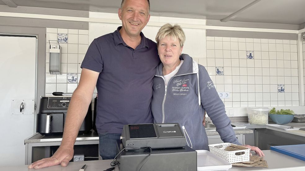 Michael und Heike Everwien betreiben seit mehr als fünf Wochen den Fischimbiss beim Pilsumer Leuchtturm. Es war ein Herzenswunsch von Michael Everwien. Fotos: Mona Hanssen