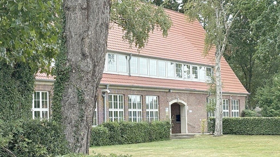 Am 2. September ist ein Junge aus einem Fenster im Obergeschoss der IGS Augustfehn gestürzt. Wie es dazu kommen konnte, ist noch offen. Foto: Carmen Leonhard