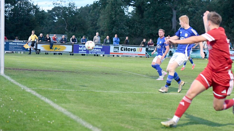 Mit einem Schuss aus spitzem Winkel besorgte Jonas Meyer in dieser Szene das 2:0 für TuRa. Foto: Hans Damm
