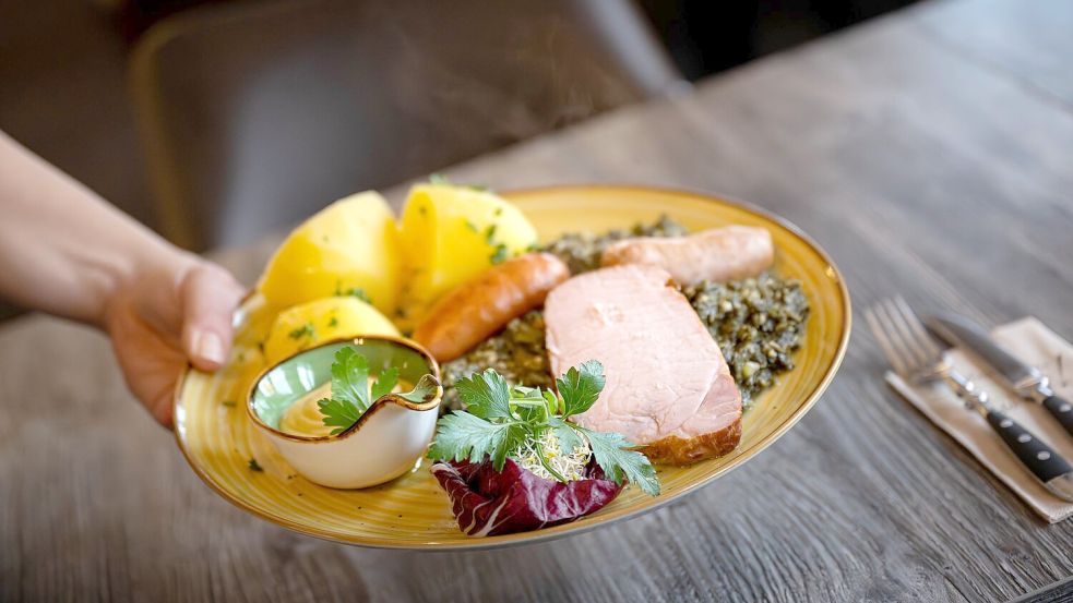 Ob die Gastronomen Steuererleichterungen weitergeben, ist fraglich. (Archivbild) Foto: Sina Schuldt