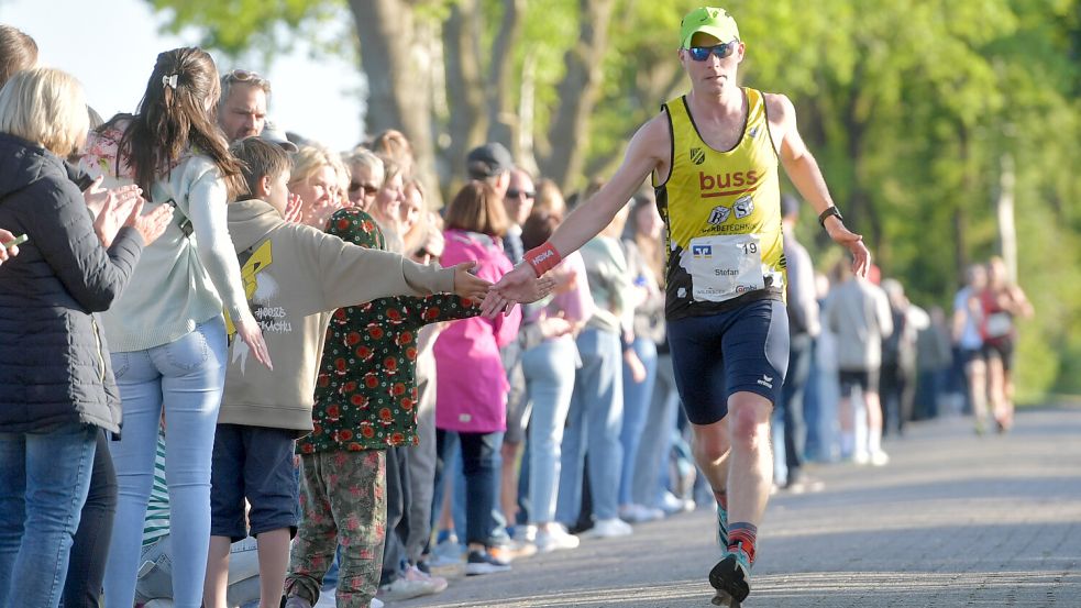 Zieleinlauf bei Ossiloop-Etappe 4: Stefan de Jonge zählt zu den schnellsten Läufern Ostfrieslands. Er organisiert den Spendenlauf in Aurich. Foto: Klaus Ortgies