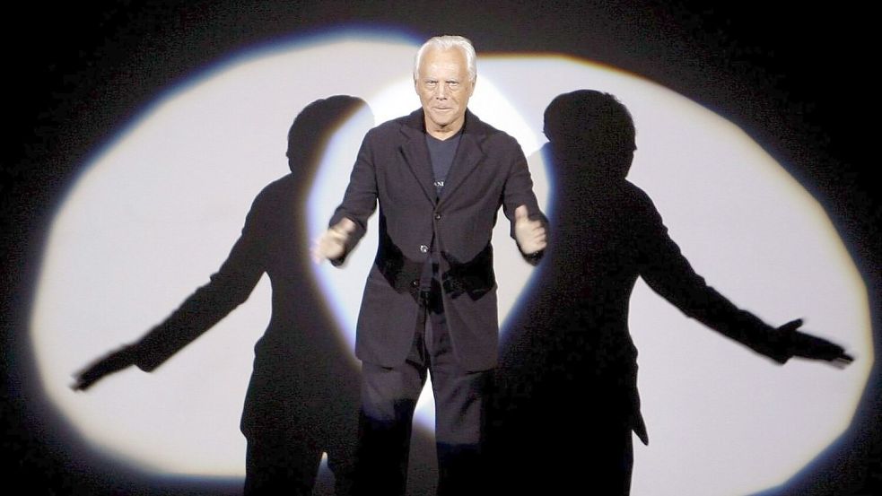 Bekannt wurde Armani - hier auf dem Laufsteg der Männermodenschauen 2007/2008 - durch Herrenmode in minimalistischen Schnitten mit gedeckten Farben. (Archivbild) Foto: Daniel Dal Zennaro/epa/Ansa/dpa
