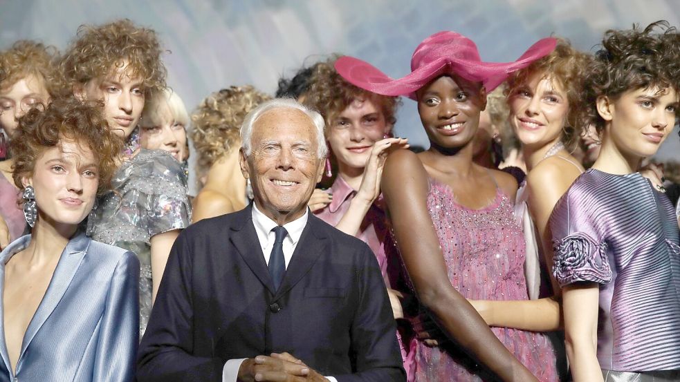 Einen Hochschulabschluss oder eine andere fertige Ausbildung hatte Armani in seinem Metier nicht - trotzdem war seine Mode gefragt. (Archivbild) Foto: Luca Bruno/AP/dpa
