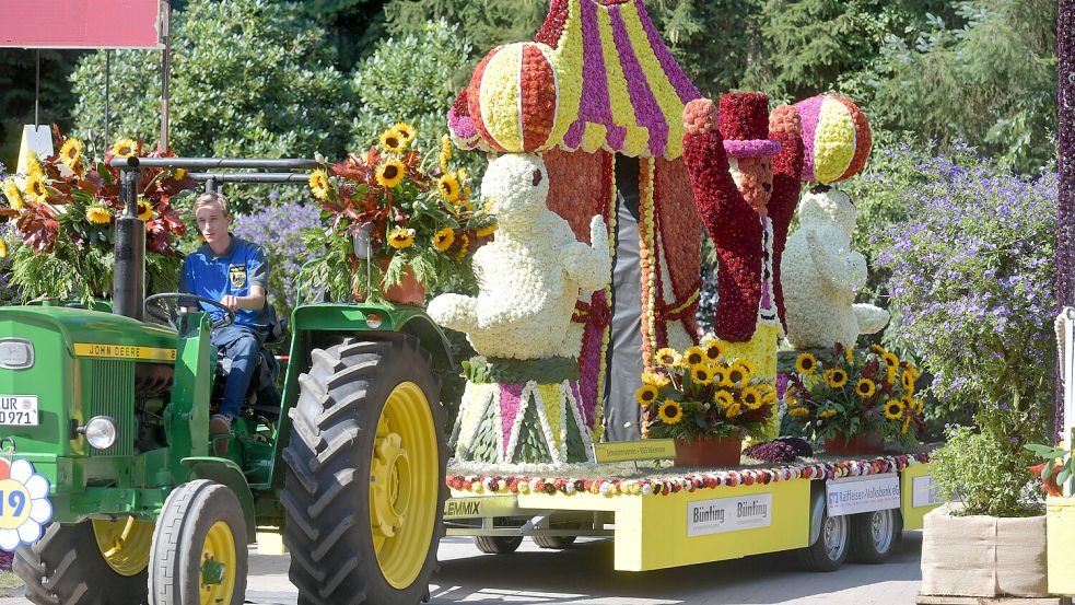 Bunt geschmückte Motivwagen sind am Sonntag in Wiesmoor unterwegs. Foto: Klaus Ortgies/Archiv