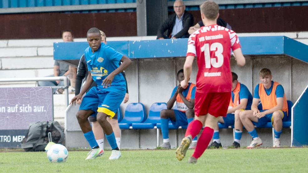 Edward Mwale (links) kam aus Sambia zum Fußball-Bezirksligisten Germania Leer. Foto: Lohmann