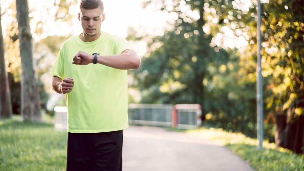 Viele Menschen zählen ihre Schritte mithilfe von Smartwatches – und klammern sich dogmatisch an die 10.000er-Marke. Foto: IMAGO/YAY Images