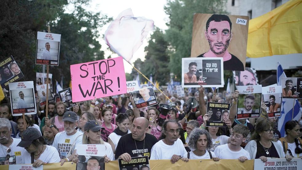 Angehörige der Geiseln fordern Verhandlungen über ein Abkommen zur Freilassung der Entführten. (Archivbild) Foto: Leo Correa/AP/dpa