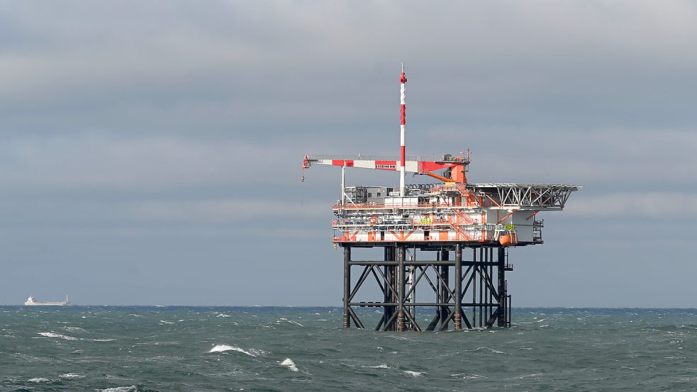 Seit Montag darf auch auf deutschem Hoheitsgebiet vor Borkum nach Gas gebohrt werden. Das Bild zeigt die Plattform des niederländischen Konzerns One-Dyas vor der Nordseeinsel. Foto: IMAGO/diebildwerft