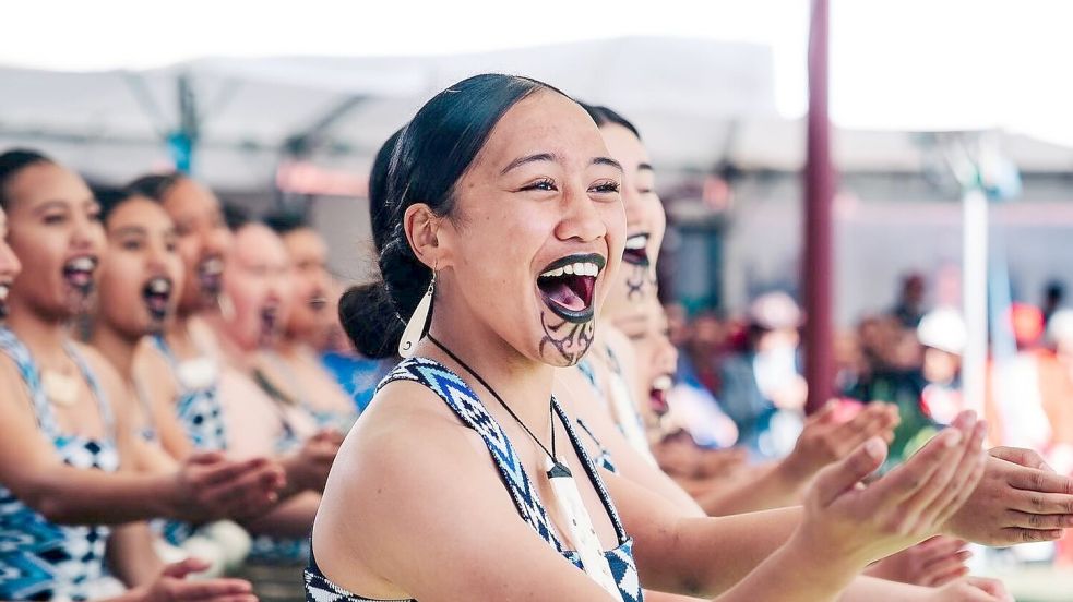 Das Krönungsjubiläum wurde von traditionellen Tänzen begleitet. Foto: Te Tari o te Kiingitanga/dpa