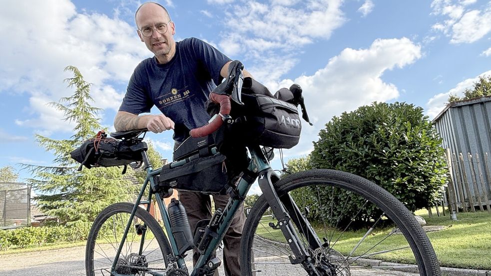 Dave Jakusch reist mit leichtem Gepäck. „Alles am Rad.“ Wenn er Ostfriesland hinter sich lässt, hat er nicht viel mehr bei sich als hier während der Vorbereitungen. Foto: Susanne Ullrich