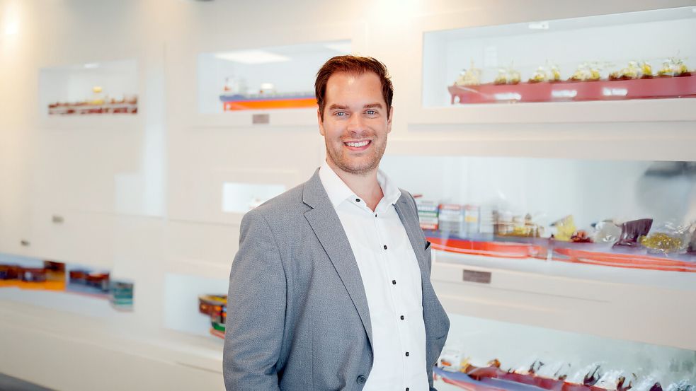 „Unser Digitales BeratungsCenter ist keine anonyme Serviceeinheit, sondern eine vollwertige, persönliche Filiale – nur eben auf digitalem Weg“, so Timo Harms, neuer Bereichsleiter Medialer Vertrieb und Leiter des Digitalen BeratungsCenters der Ostfriesischen Volksbank.