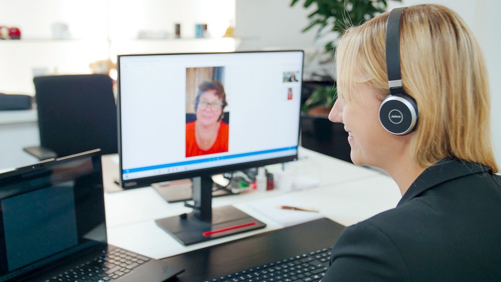Während der Videoberatung können Vertragsunterlagen direkt digital unterzeichnet werden - verschlüsselt, rechtssicher und papierlos.