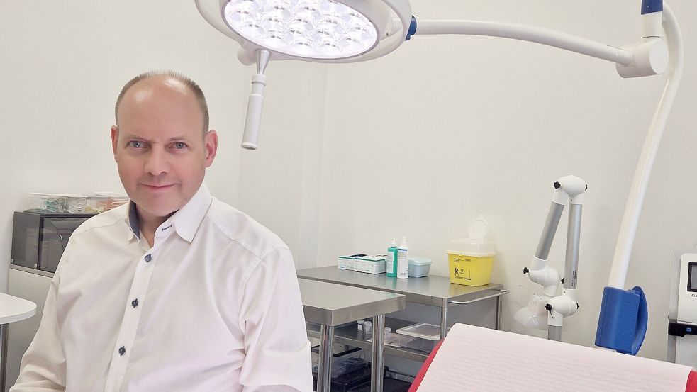 In seiner Praxis führt der Dermatologe auch Operationen durch. Foto: Tatjana Gettkowski