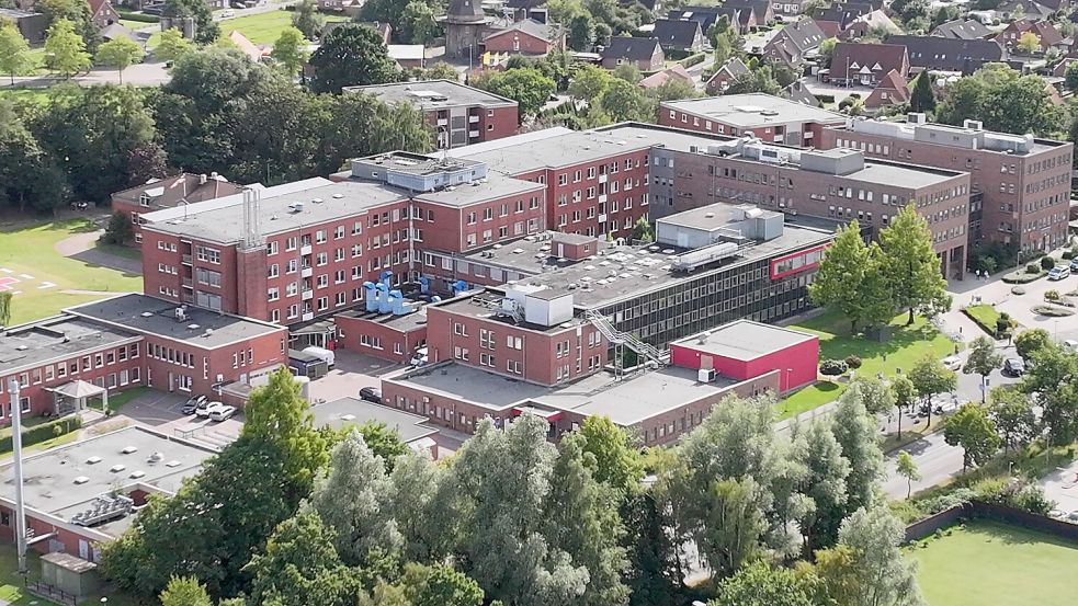 Was genau aus dem Gebäude der Ubbo-Emmius-Klinik in Aurich nach der Krankenhausschließung 2029 wird, ist noch unklar. Foto: Tizian Dunkmann