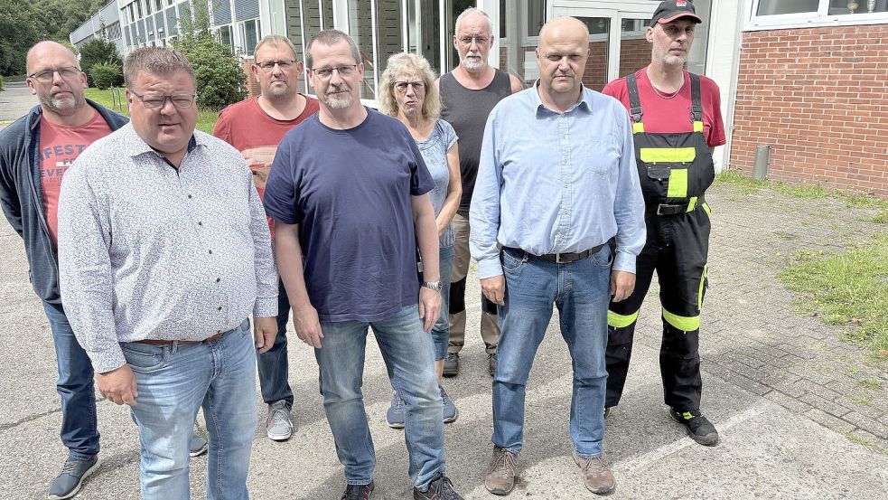 Thomas Gelder von der IG Metall (2. von links) und der Opti-Betriebsrat – Thomas Engelkens (von links), Rainer Schmidt, Guido Papencordt, Bärbel Baalmann, Schwerbehindertenbeauftragter Manfred Hoek, Wilfried Specker sowie Dieter Penning – setzten am 31. Juli 2025, die Opti-Belegschaft vom Verkauf des Werkes in Kenntnis. An diesem Mittwoch, 3. September, erfolgte das erste Gespräch mit dem neuen Investor, der deutschen Investmentgesellschaft Accursia Capital. Foto: Marion Janßen