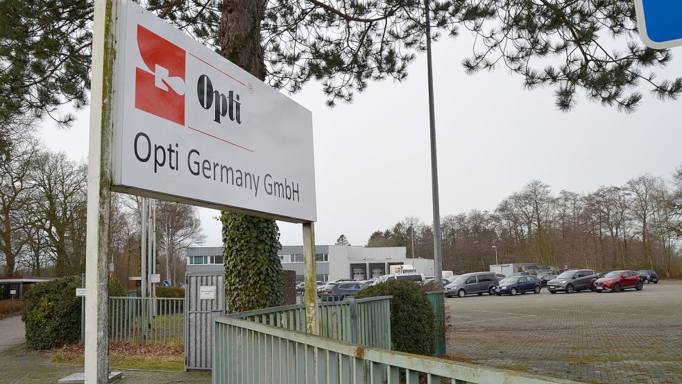 Der Firmenname Opti bleibt auf dem Schild an der 1. Südwieke vor dem Werk weiterhin bestehen. Tatsächlich hat der neue Eigentümer die Firma umbenannt: Sie heißt jetzt Yourzip Germany GmbH. Foto: Astrid Fertig
