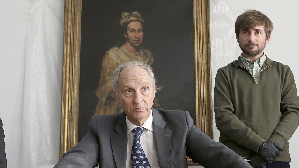 80 Jahre lang verschollen: Das „Porträt einer Dame“ von Giuseppe Ghislandis wurde von den Besitzern an die argentinischen Behörden übergeben. Staatsanwalt Daniel Adler (Mitte) präsentierte es jetzt der Öffentlichkeit. Foto: dpa/Christian Heit