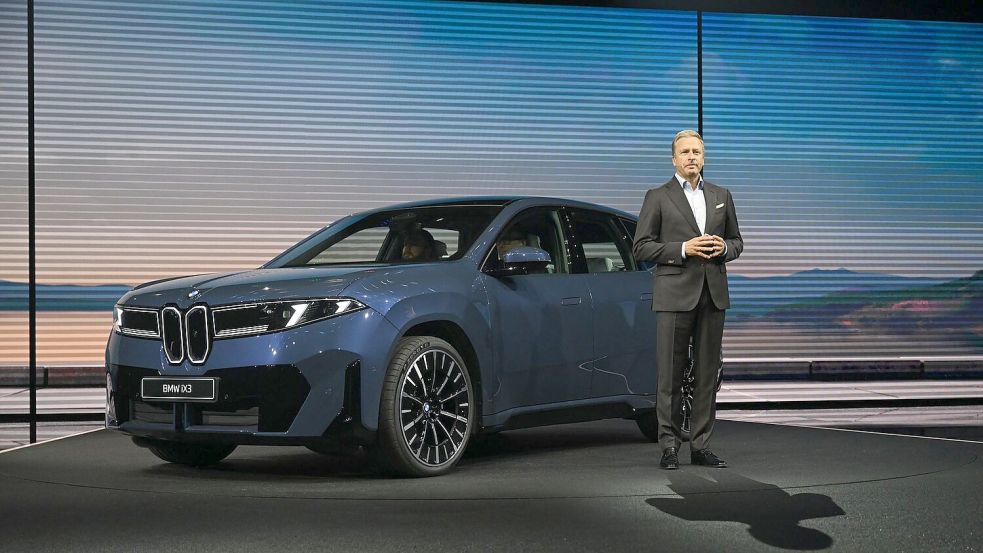 Konzernchef Oliver Zipse greift bei der Vorstellung des BMW iX3 zu Superlativen. Foto: Sven Hoppe