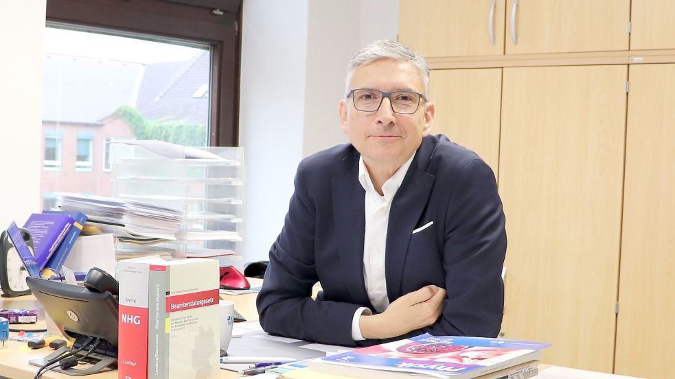 Prof. Dr. Marco Rimkus an seinem Arbeitsplatz in Emden: „Wir haben besonders im wachsenden Gesundheitsbereich noch viel vor.“ Foto: Hochschule Emden/Leer