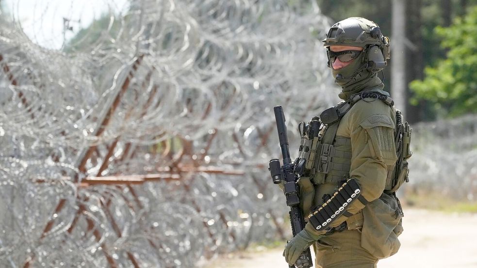 Die Grenze zwischen Polen und Belarus ist inzwischen stark bewacht. (Archivbild) Foto: Czarek Sokolowski/AP/dpa