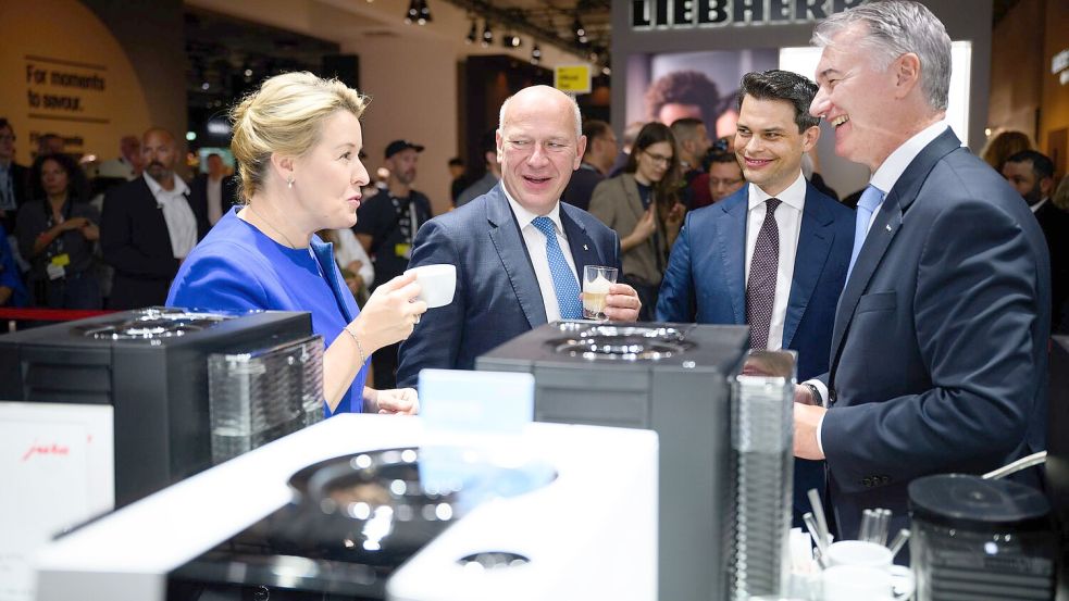 Wirtschaftssenatorin Franziska Giffey lässt sich gemeinsam mit dem Regierenden Bürgermeister Kai Wegner einen Espresso am Stand von Jura Elektrogeräte schmecken. Foto: Bernd von Jutrczenka/dpa