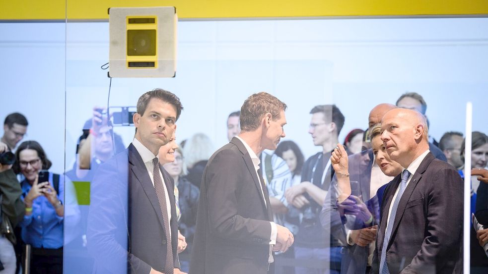 Roboter putzen auf der Messe fleißig Fenster. Foto: Bernd von Jutrczenka/dpa