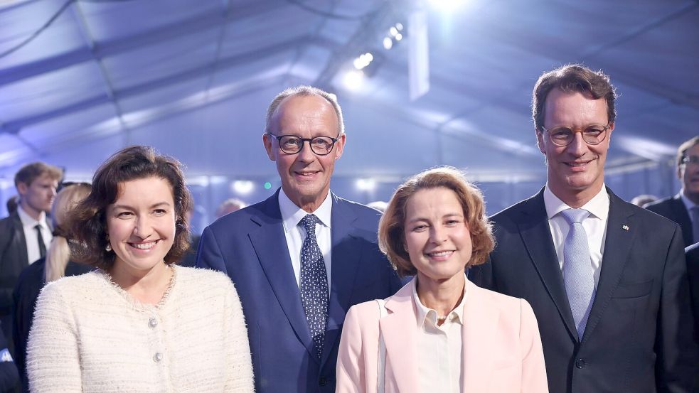 Bundeskanzler Friedrich Merz und NRW-Ministerpräsident Hendrik Wüst haben den Supercomputer „Jupiter“ in Jülich in Betrieb genommen. Foto: Rolf Vennenbernd