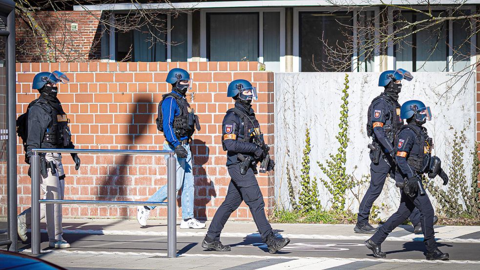 Polizeieinsatz bei einem Amokalarm an inem eBraunschweiger Gymnasium. Foto: dpa/ Moritz Frankenberg