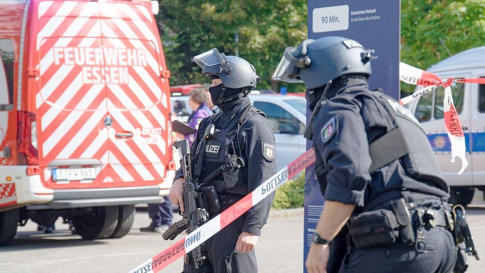 Die Polizei wird zu einem Großeinsatz gerufen. Foto: Henning Kaiser
